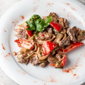 Говяжья печень с овощами