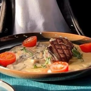 Медальоны из говядины с картофельным муссом
