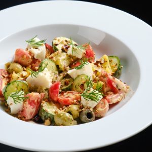 Овощной салат с домашним сыром и миндалем
