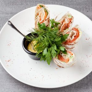 Рулет с лососем и сыром