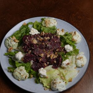 Салат с вяленой свеклой и сыром