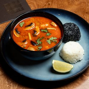 Суп том ям с морепродуктами и черным рисом
