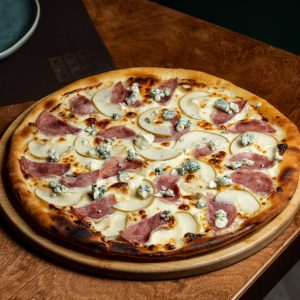 Пицца с ветчиной из индейки с грушей и голубым сыром